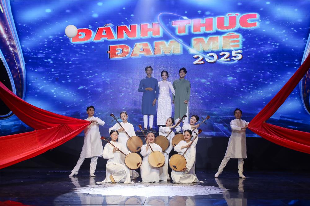 Bộ ba Hiền Ngân, Xuân Hòa, Văn Hương hòa giọng cực ngọt chiếm trọn cảm tình của ban giám khảo